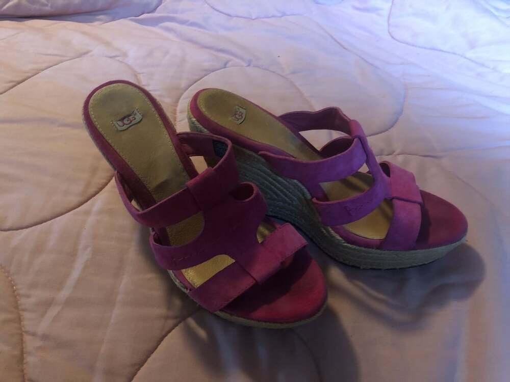 Y2k hot pink suede pink UGG Wedge Sandal Size 9 Espadrille